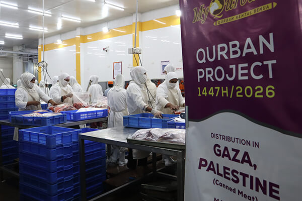 Proses qurban daging tin untuk orang Gaza