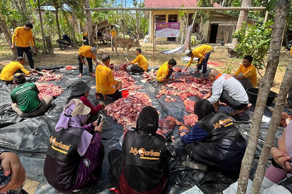 Proses daging qurban di Acheh Timur, Indonesia