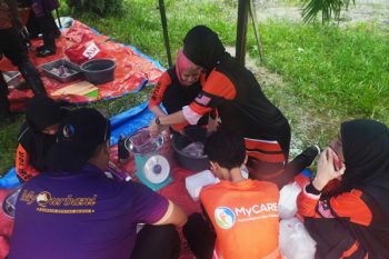 Sukarelawan bergotong royong di Pulau Carey, Malaysia